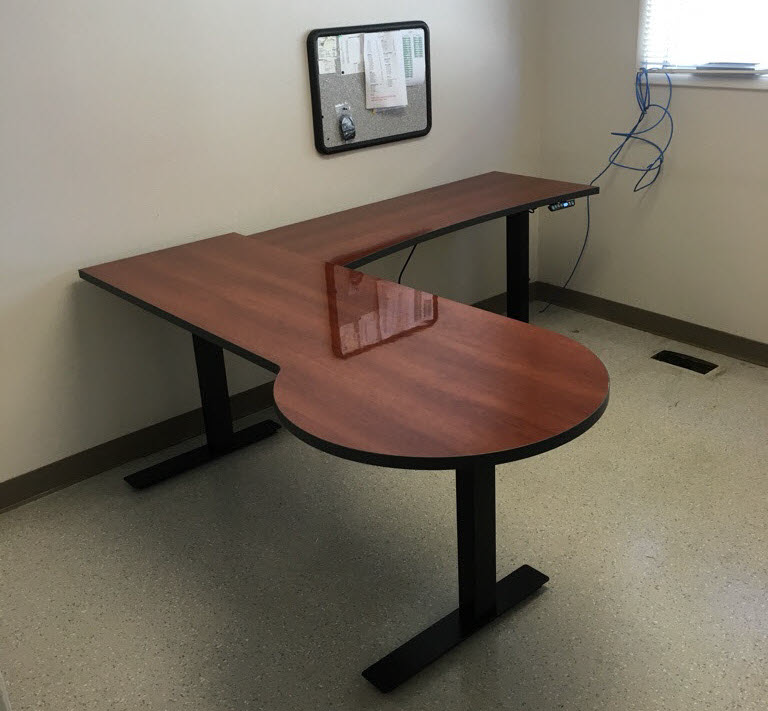 Reverse-P Fixed Height Desk with a Concave Shaped Electric Height Adjustable Return
